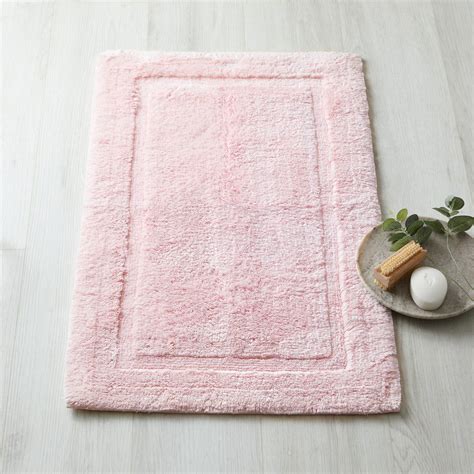 10 Pretty in Pink Bathroom Mats for a Luxurious Look