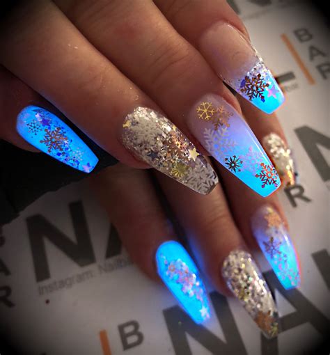 Glowing Winter Nails